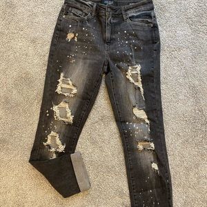 Like new Judy Blue grayish boyfriend fit destroyed jeans!